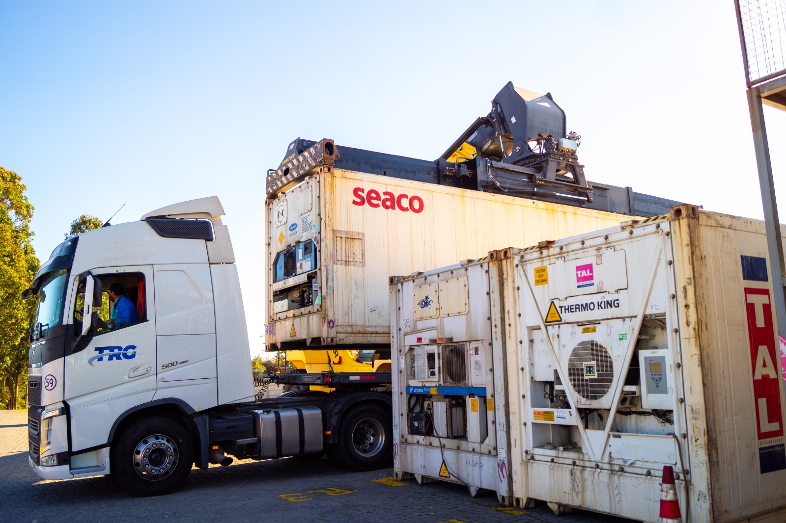 *Almacenaje* y conexión de contenedores